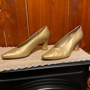 Via Spiga fine Italian gold leather pumps. Size 6.